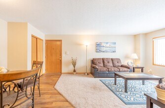 Clark Place Apartments & Townhomes in South St. Paul, MN - Foto de edificio - Building Photo