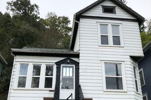 137 Grosvenor St in Athens, OH - Building Photo