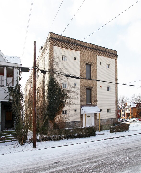 410 Ross Ave in Wilkinsburg, PA - Building Photo