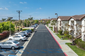 Jasmine at Founders Village Senior Housing in Fountain Valley, CA - Foto de edificio - Building Photo