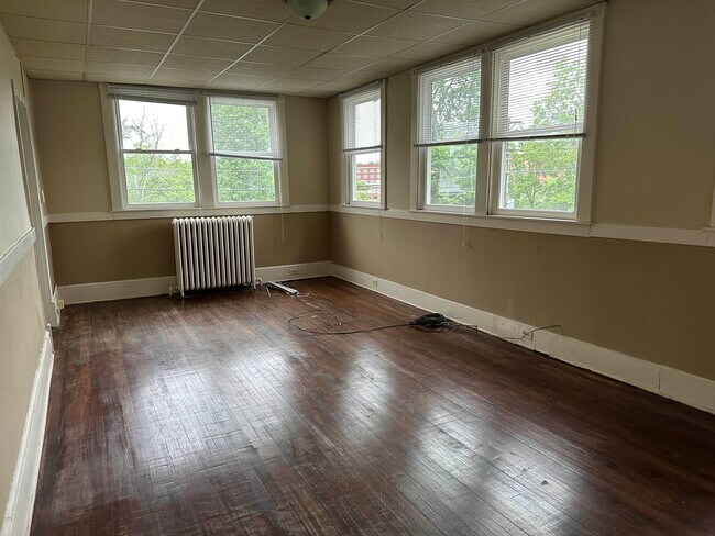 705 E Grand Ave-Unit -705 E Grand Ave Unit 3 in Eau Claire, WI - Foto de edificio - Building Photo