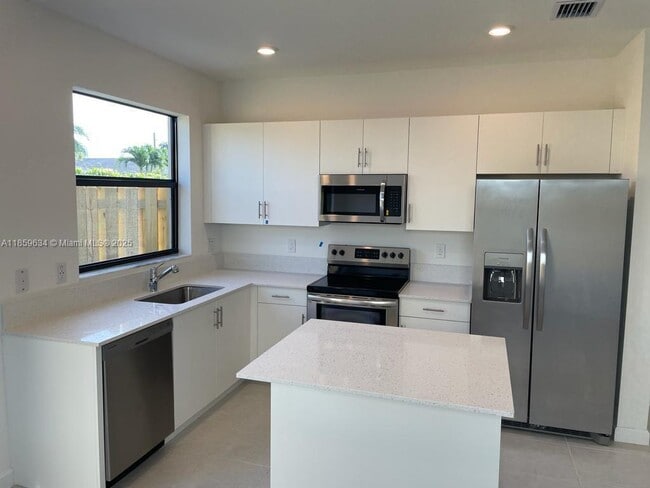 945 NE 211th St in North Miami Beach, FL - Building Photo - Building Photo