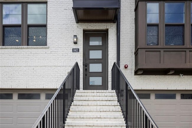 842 Stonehill Ln in Atlanta, GA - Building Photo - Building Photo