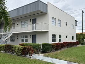 216 Normandy Ln in Delray Beach, FL - Building Photo