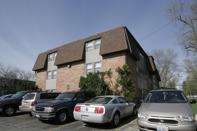 Westwood Apartment Properties in Waukegan, IL - Building Photo - Building Photo