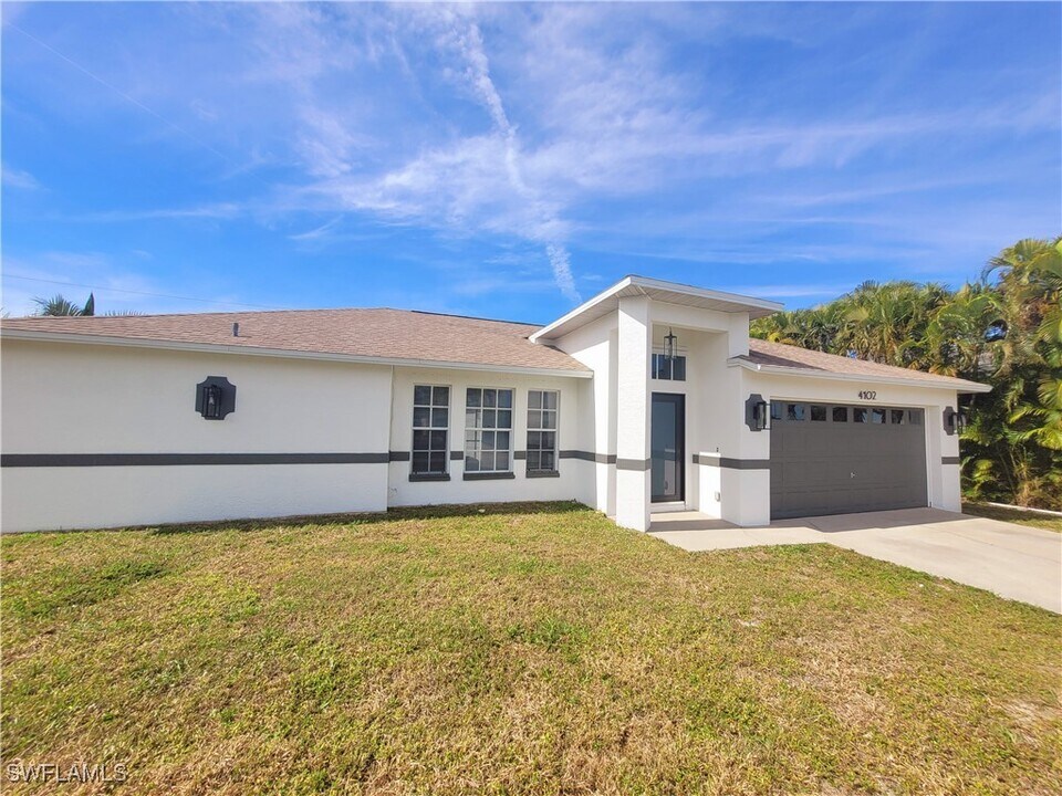 4102 SW 14th Ave in Cape Coral, FL - Building Photo