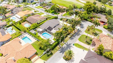 7345 N Oakmont Dr in Hialeah, FL - Building Photo - Building Photo