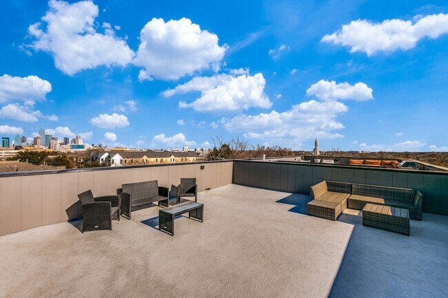 345 Mathey Ct in Dallas, TX - Foto de edificio - Building Photo
