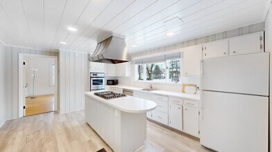 186 Main St-Unit -1 in Wayland, MA - Foto de edificio - Building Photo