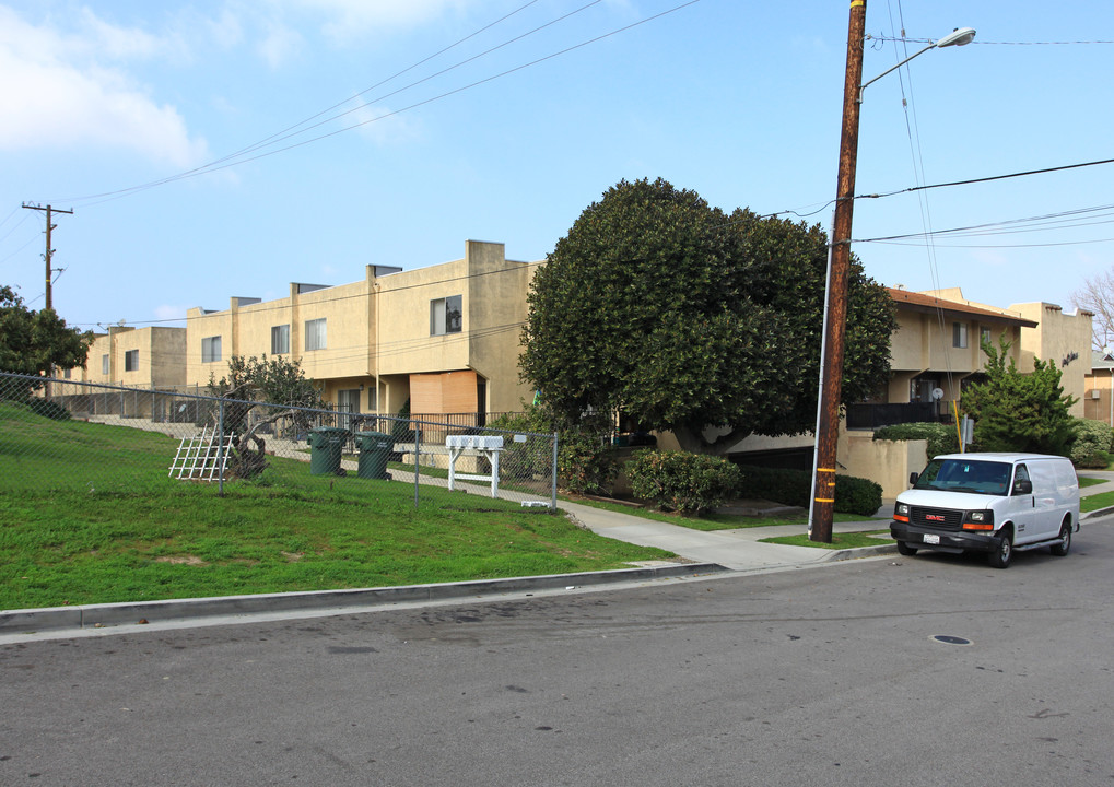 Las Colinas Apartments in Lomita, CA - Building Photo