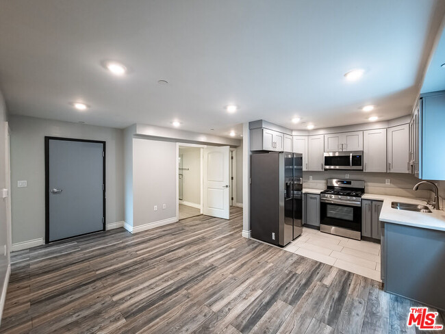 5258 Denny Ave in Los Angeles, CA - Building Photo - Building Photo