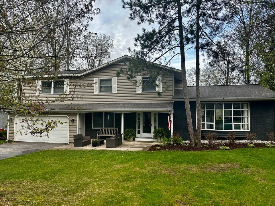 609 Bloomfield Rd in Traverse City, MI - Building Photo