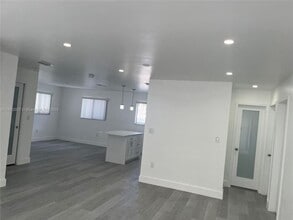 7113 SW 21st St in Miami, FL - Building Photo - Building Photo