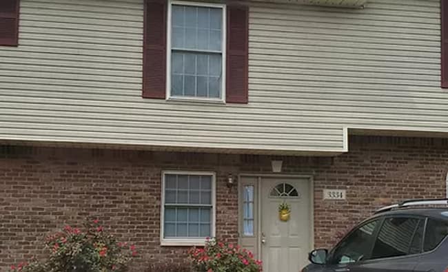 property at 3334 S Oaklawn Cir