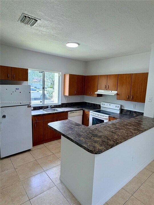 20421 NW 15th Ave in Miami, FL - Foto de edificio