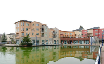 Tualatin Mews in Tualatin, OR - Foto de edificio - Building Photo