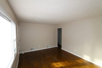 8004 Park Dr in Ralston, NE - Building Photo - Building Photo