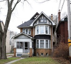 136 Hillsdale Ave in Toronto, ON - Building Photo