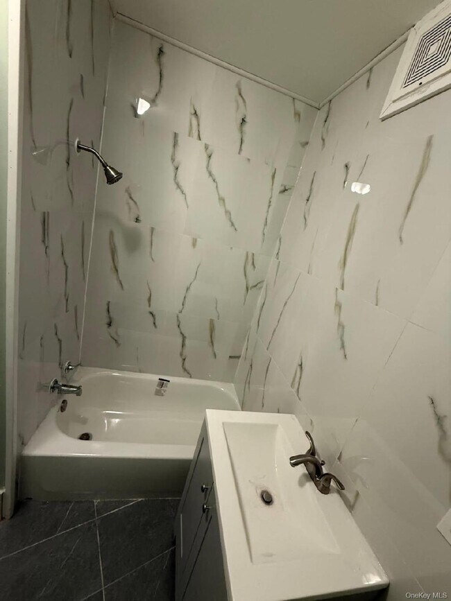 10 Church Ave in Roscoe, NY - Foto de edificio - Building Photo