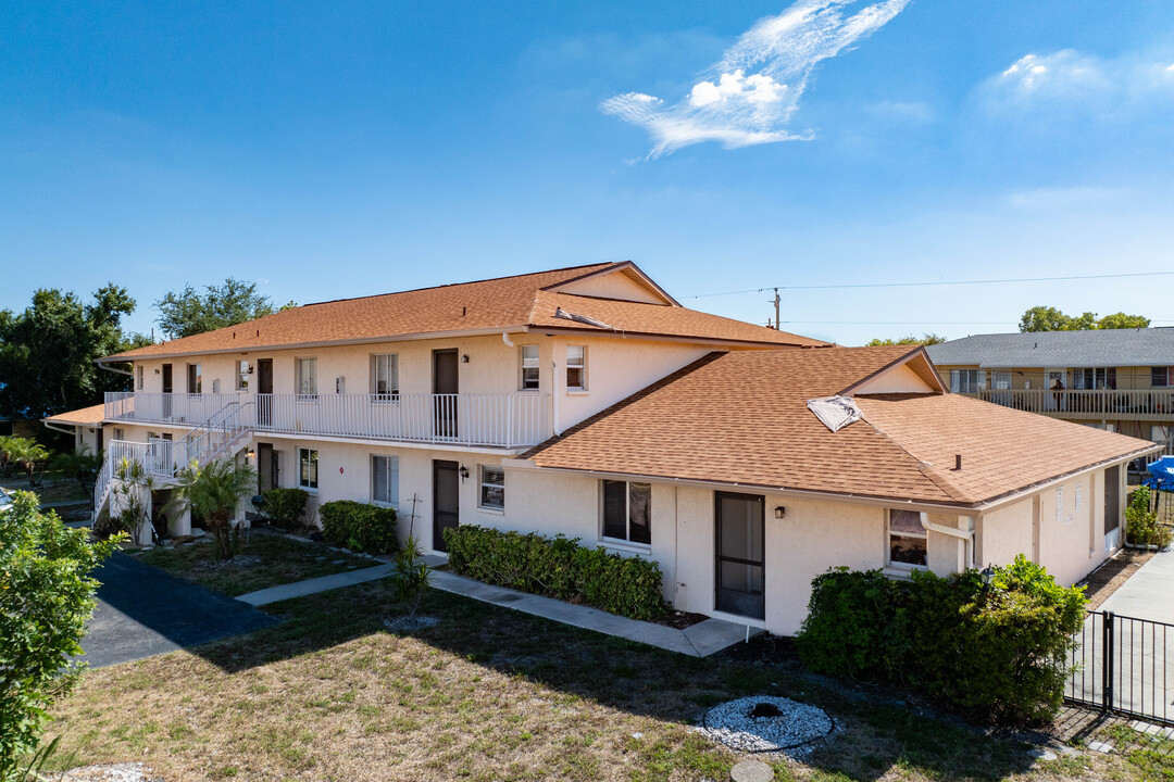 Skyline Manor Condos in Cape Coral, FL - Building Photo