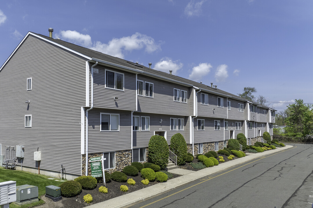 Sussex at Gramercy Park in Nanuet, NY - Building Photo