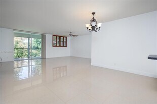 3150 W Rolling Hills Cir, Unit 307 in Davie, FL - Building Photo