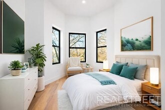 Brand New 4 Bed, 2 Bath with In-Unit Laundry, Private Balcony & Central Air in Brooklyn, NY - Foto de edificio - Building Photo
