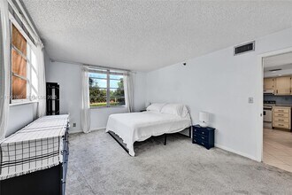 3001 W Rolling Hills Cir in Davie, FL - Foto de edificio - Building Photo