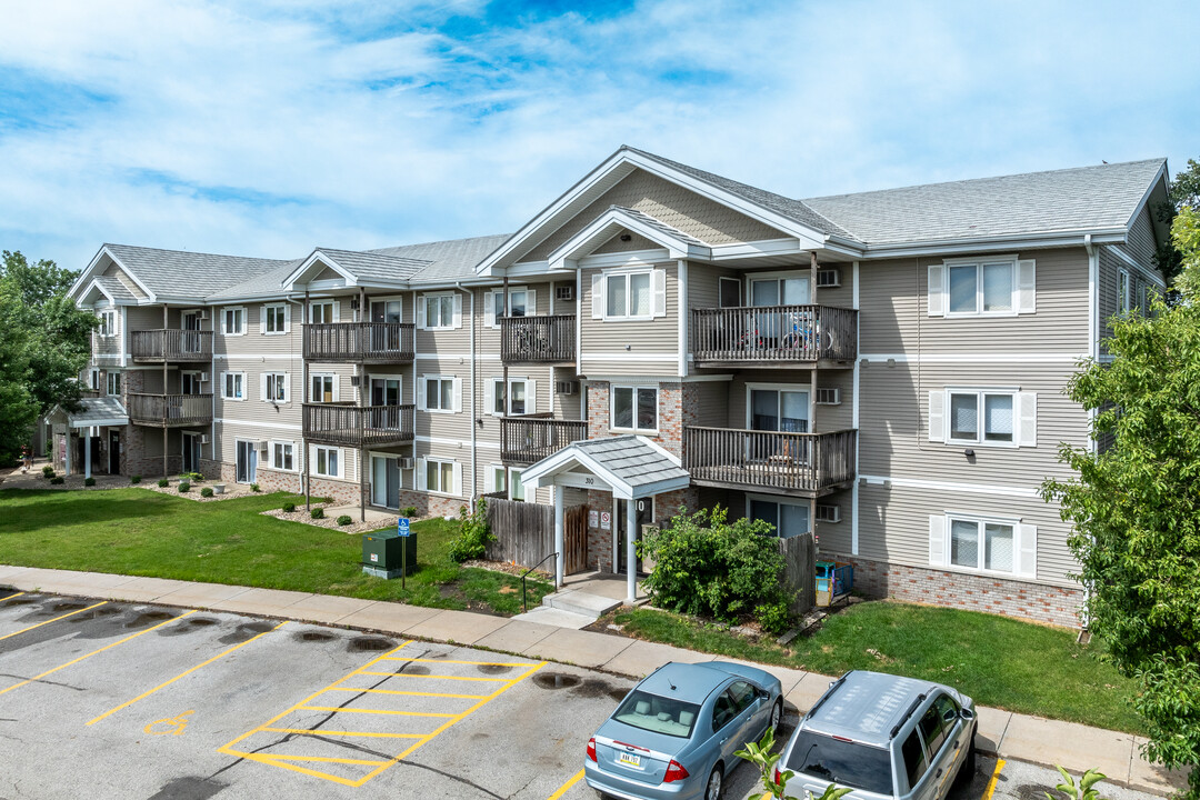 Oak Crossing in Grimes, IA - Building Photo