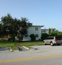 17175 NE 20th Ave in North Miami Beach, FL - Foto de edificio - Building Photo