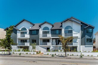 1546 Bundy Drive in Los Angeles, CA - Foto de edificio - Building Photo