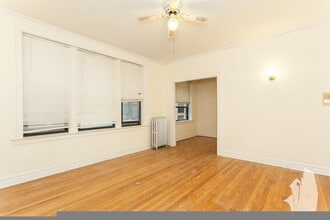 429 W Surf St, Unit 1B in Chicago, IL - Foto de edificio - Building Photo
