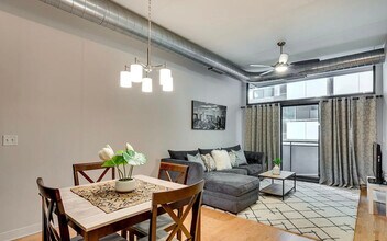 660 W Wayman St in Chicago, IL - Building Photo - Building Photo