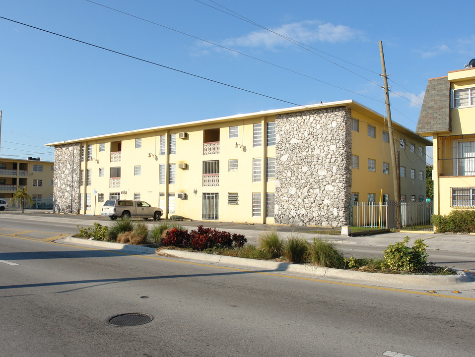 Polara Apartments in Hialeah, FL - Building Photo