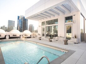 26 W Chestnut St, Unit 108-304 in Chicago, IL - Building Photo