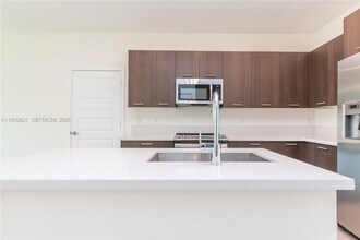 4640 NW 84th Ave in Doral, FL - Building Photo - Building Photo