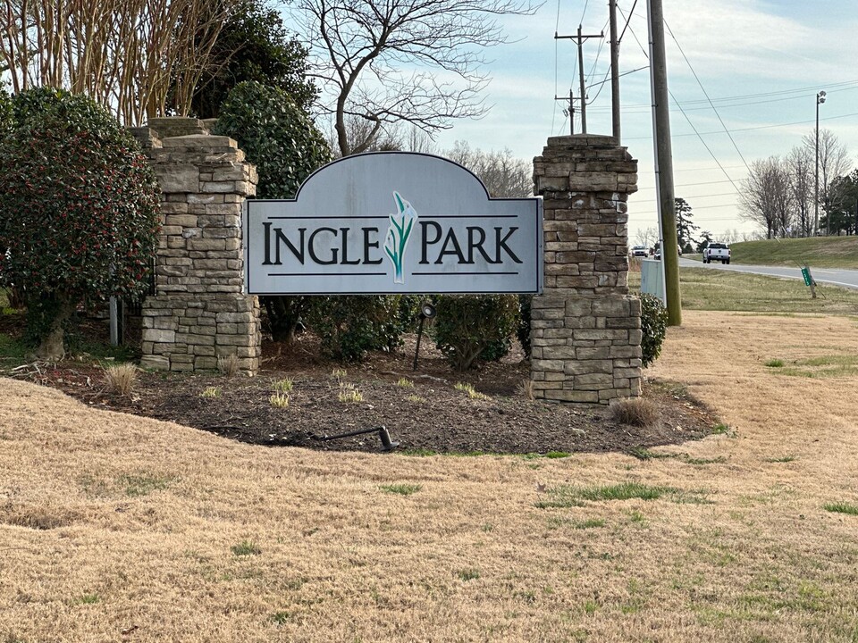 1322 Ingle Ct in Burlington, NC - Foto de edificio