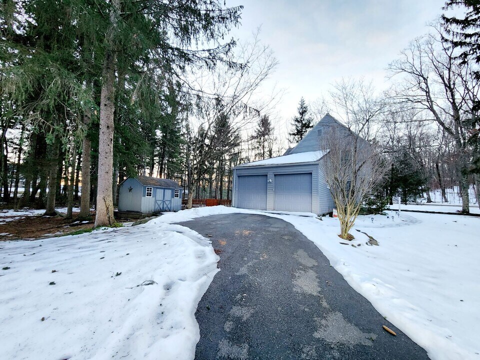 239 Rock Ridge Rd in Mt Pocono, PA - Building Photo