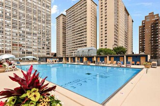 655 W Irving Park Rd, Unit 401 in Chicago, IL - Building Photo - Building Photo