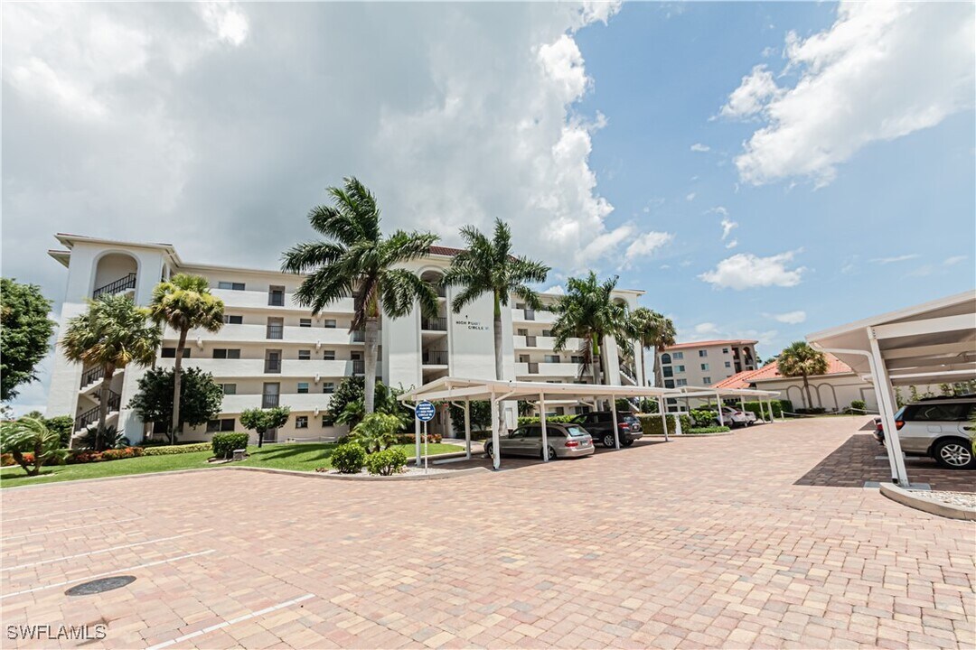 1 High Point Cir W in Naples, FL - Building Photo