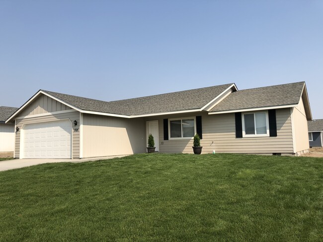 1306 W Shelby St in Moses Lake, WA - Building Photo - Building Photo