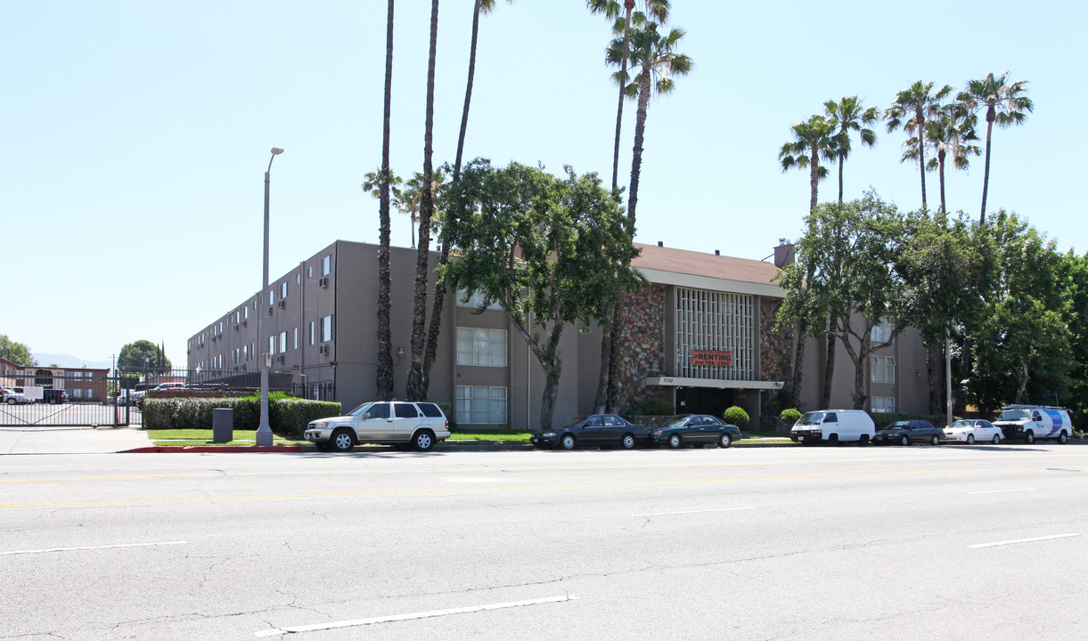 7730 Woodman Ave in Van Nuys, CA - Building Photo