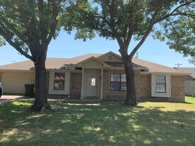 205 Lee Ln in Lorena, TX - Building Photo