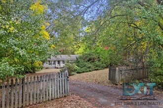 220 Brookstone Dr in La Crosse, VA - Building Photo - Building Photo