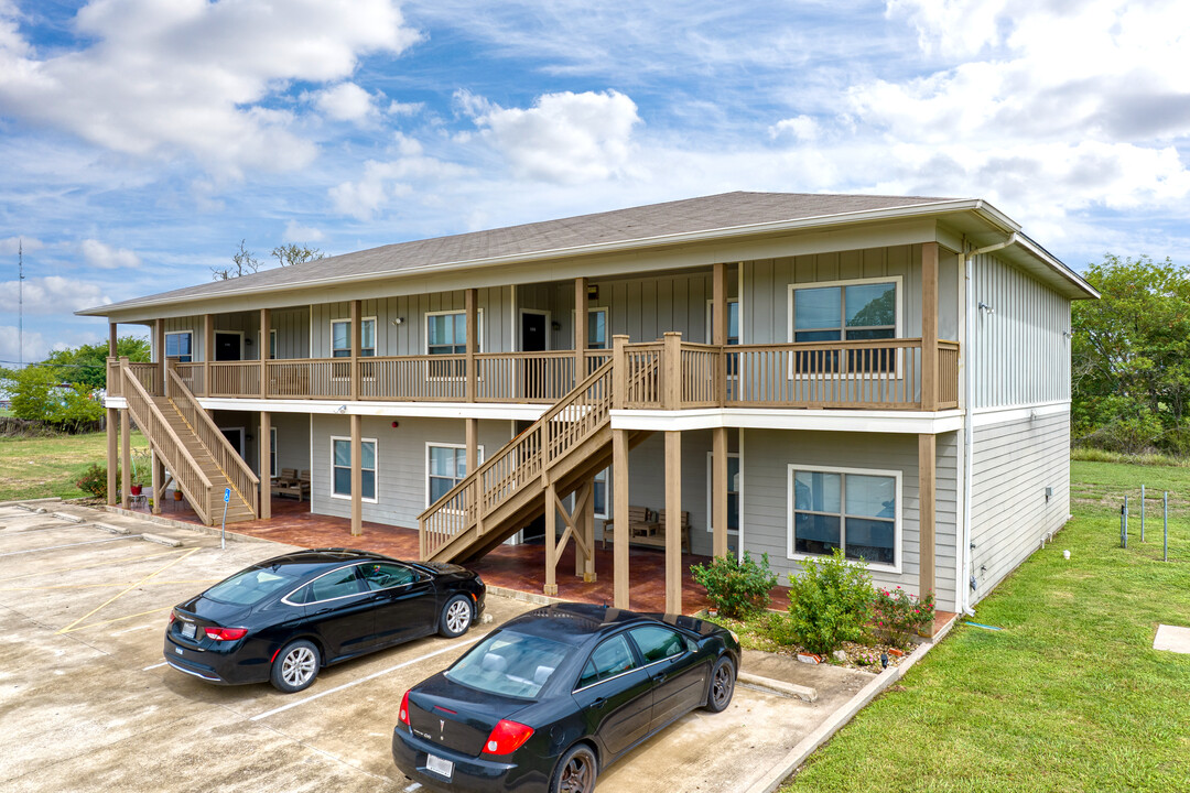 The Commons Apartments at Hickory Creek in Giddings, TX - Foto de edificio