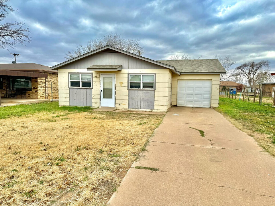 1455 S 12th St in Slaton, TX - Building Photo