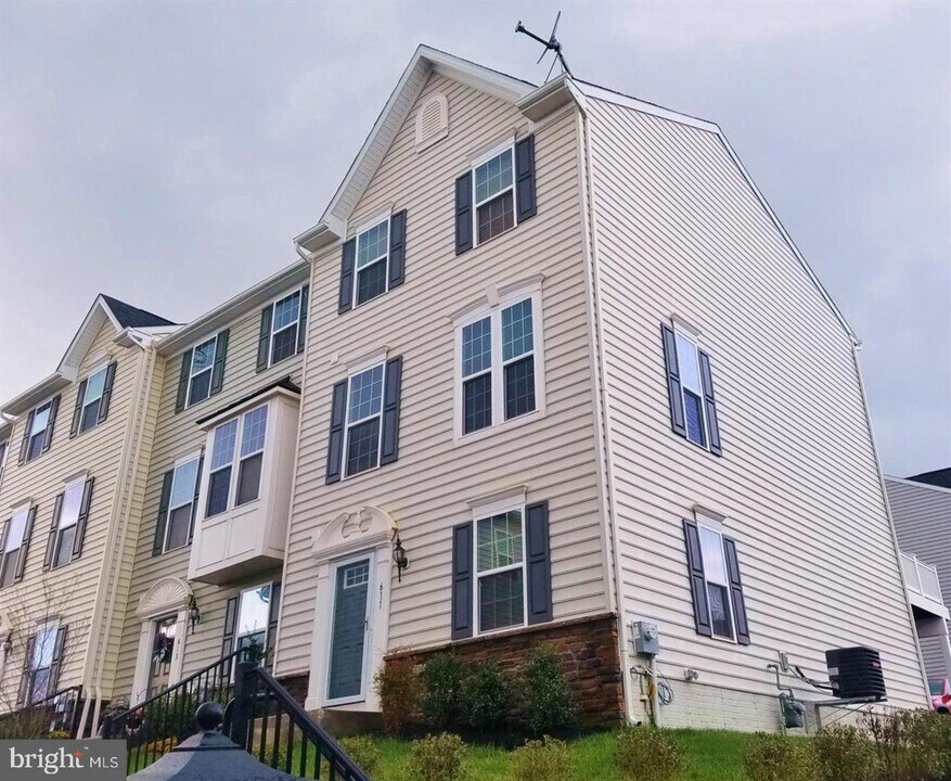 611 Washington Sq in Spring City, PA - Building Photo