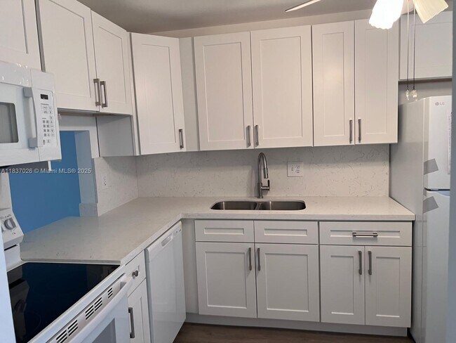 131 Lake Anne Dr in West Palm Beach, FL - Building Photo - Building Photo
