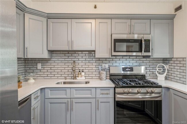 680 W Boston Post Rd-Unit -1C in Mamaroneck, NY - Building Photo - Building Photo