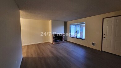 760 NE Village Squire Ave in Gresham, OR - Building Photo - Building Photo